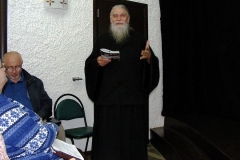 Иеромонах Владимир Стукач благословляет курс